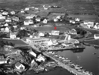1964 - Tananger sentrum - sett fra sør - flyfoto - Fiskamaden - Fra Norsk Fly og Fyfoto - med markering